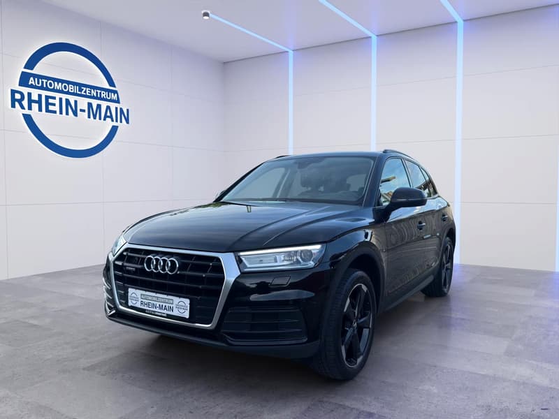 Audi Q5 S-Line quattro in Schwarz im Studio