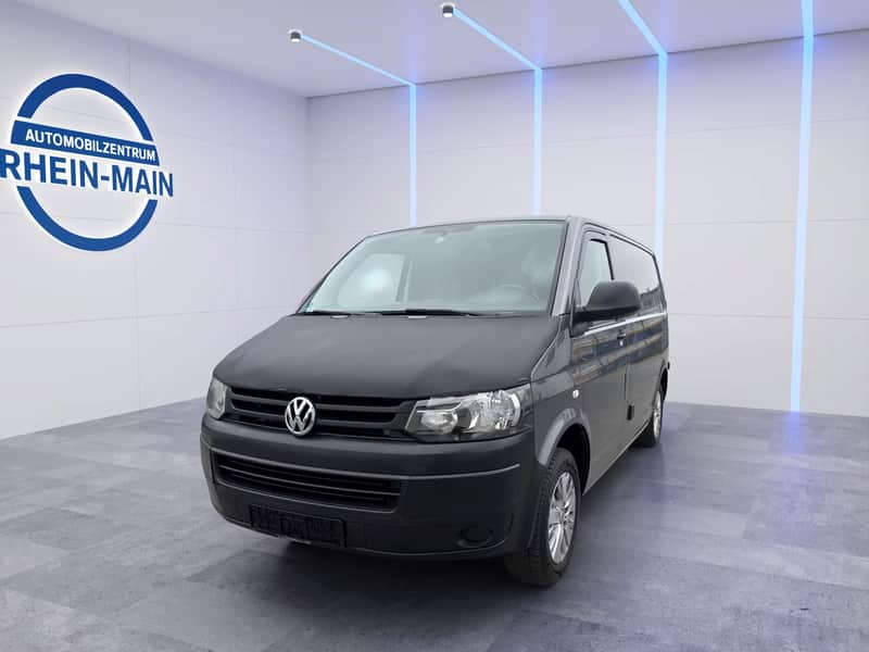 VW T5 Transporter Kühlwagen im Studio des Automobilzentrums Rhein-Main