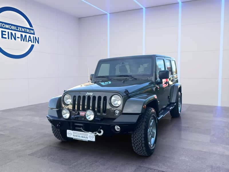 Jeep Wrangler in NATO-Grün im Studio des Automobilzentrums Rhein-Main