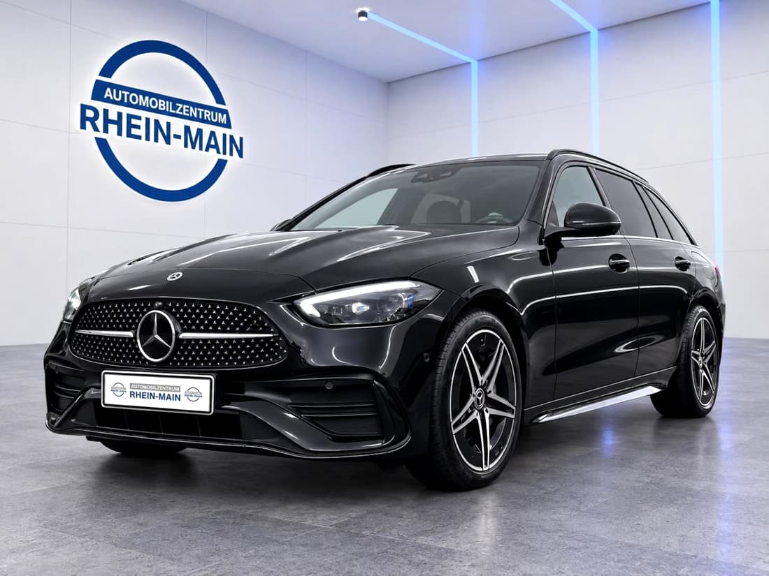 Mercedes-Benz C 300 e vor der Logowand des Automobilzentrums Rhein-Main