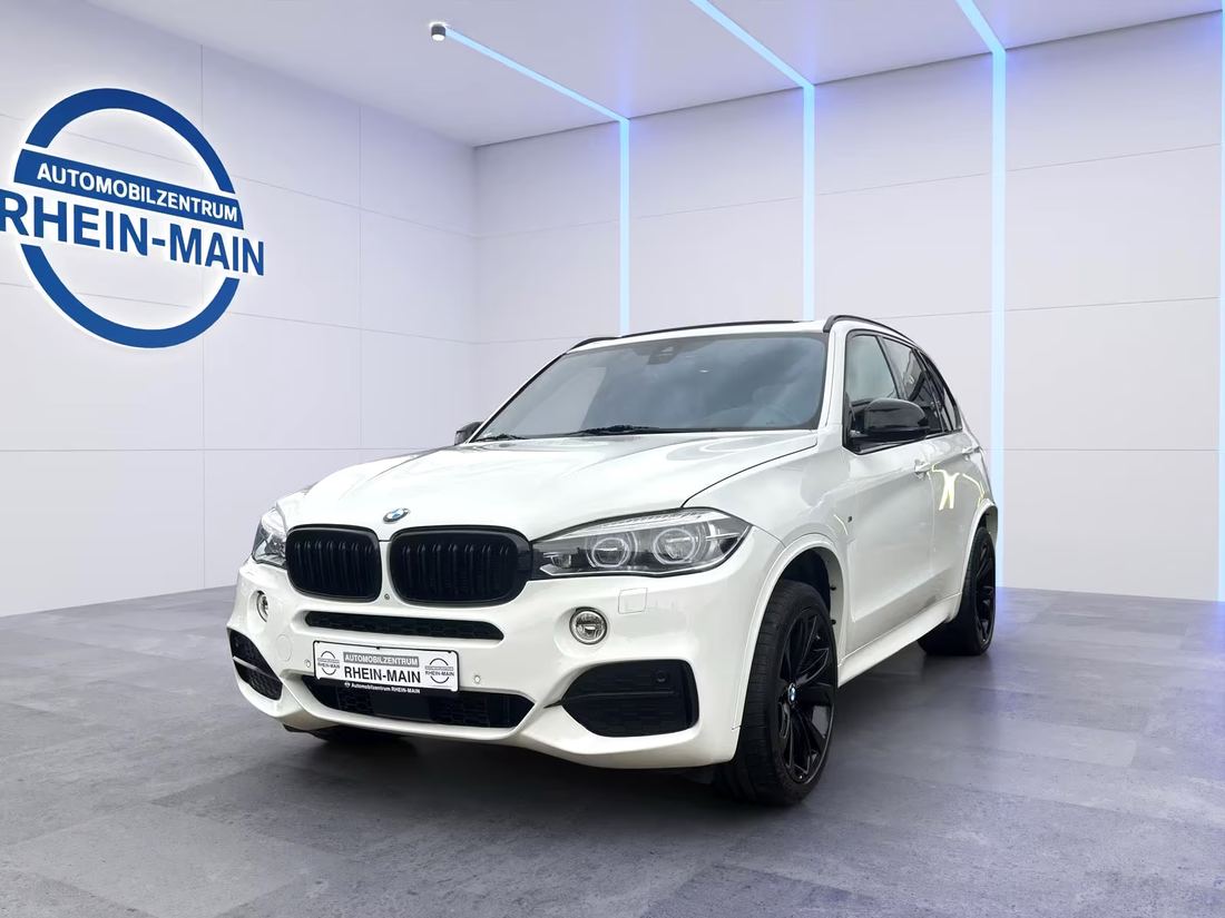 BMW X5 vor der Logowand im Studio des Automobilzentrums Rhein-Main